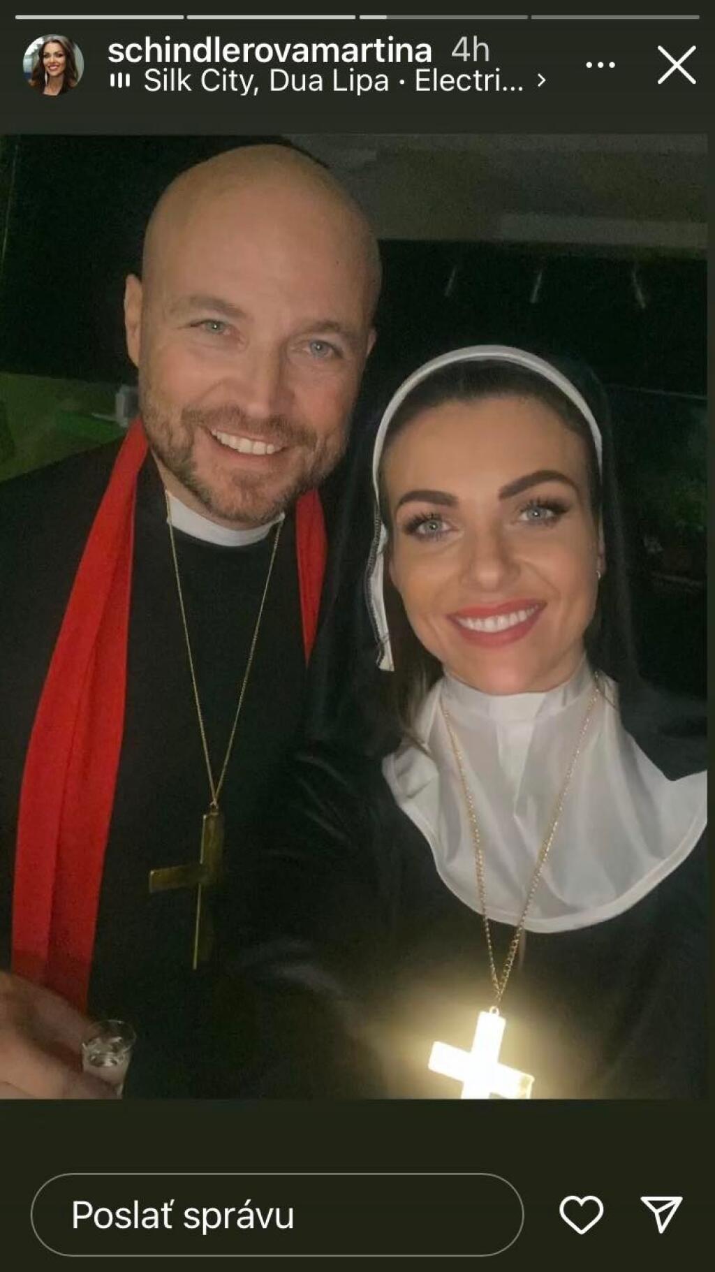 Halloween našich celebrít: Na snímke speváčka Martina Schindlerová s partnerom Marcelom.