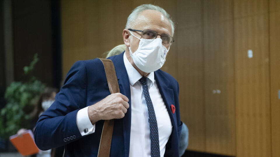 Na snímke minister pôdohospodárstva a rozvoja vidieka SR Ján Mičovský (OĽaNO) prichádza na 51. schôdzu vlády SR 11. novembra 2020 v Bratislave. FOTO TASR - Pavel Neubauer