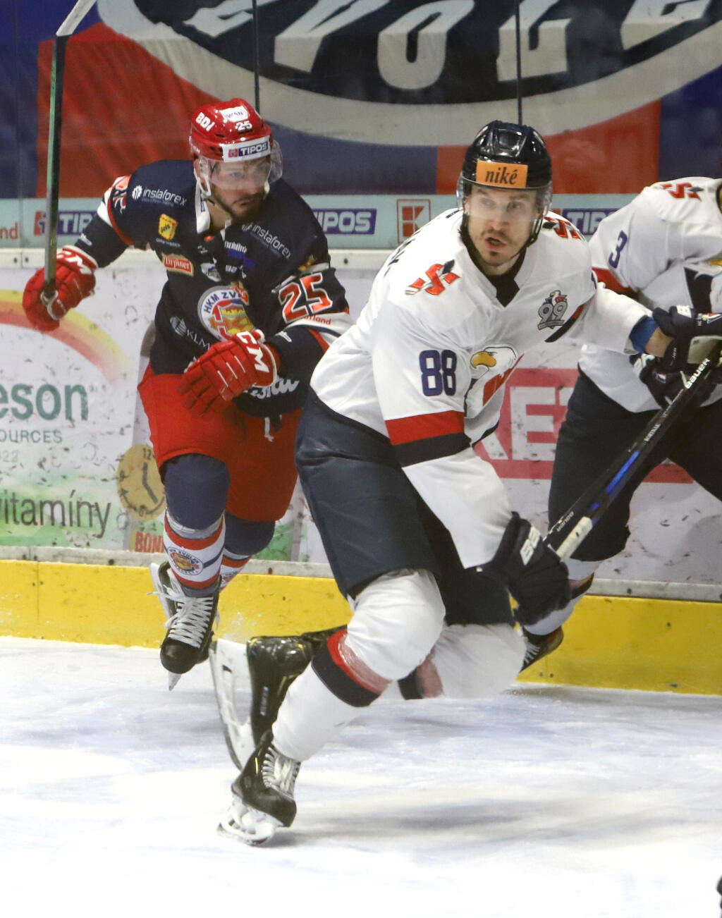 Na snímke zľava Peter Zuzin (Zvolen) Dalibor Bortňák (Slovan) počas piateho zápasu semifinále Kaufland Play off Tipos extraligy HKM Zvolen – HC Slovan Bratislava vo Zvolene 21. apríla 2021. FOTO TASR - Ján Krošlák