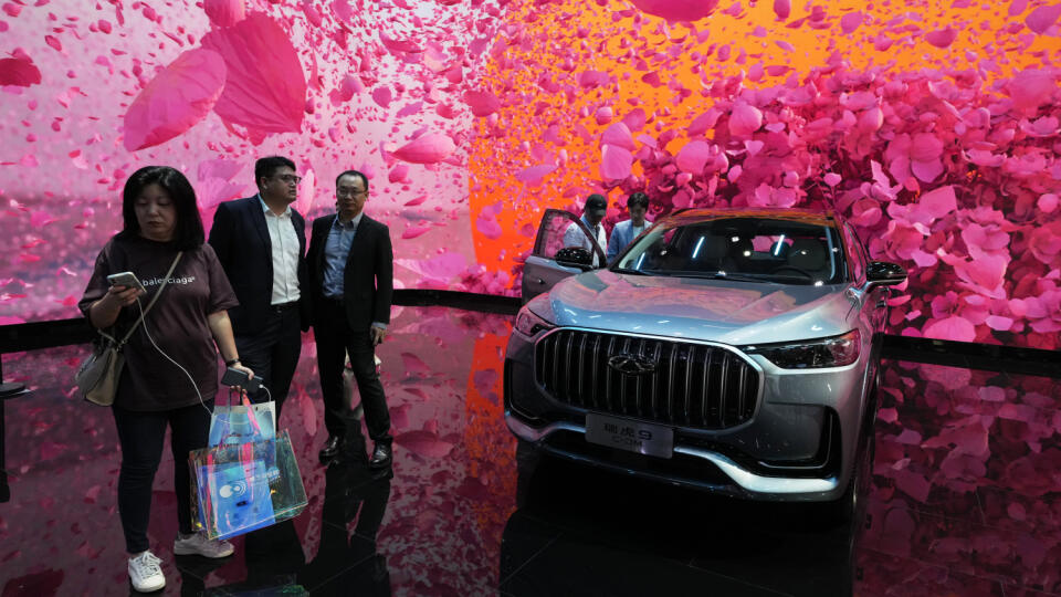 Účastníci stoja pri Tiggo 9 od čínskej automobilky Chery počas autosalónu Auto Shanghai 2023 v Šanghaji.