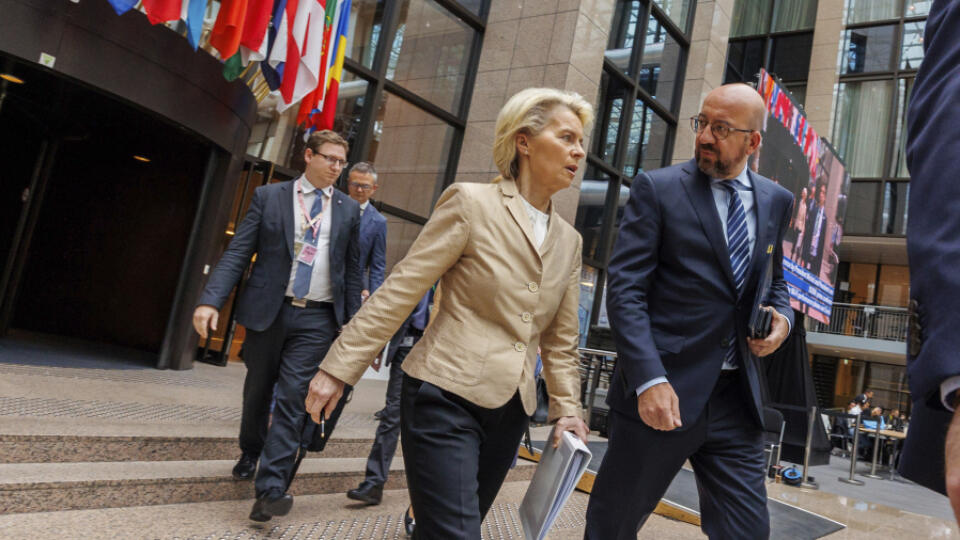 KK25 Brusel - Predsedníčka Európskej komisie Ursula von der Leyenová a predseda Európskej rady Charles Michel odchádzajú po druhom a záverečnom dni mimoriadneho summitu prezidentov a premiérov krajín Európskej únie o vojne na Ukrajine a energetickej situácii v EÚ v Bruseli v utorok 31. mája 2022. FOTO TASR/AP
European Council President Charles Michel, centre right, and European Commission President Ursula von der Leyen, centre left, leave the Europa building after an extraordinary meeting of EU