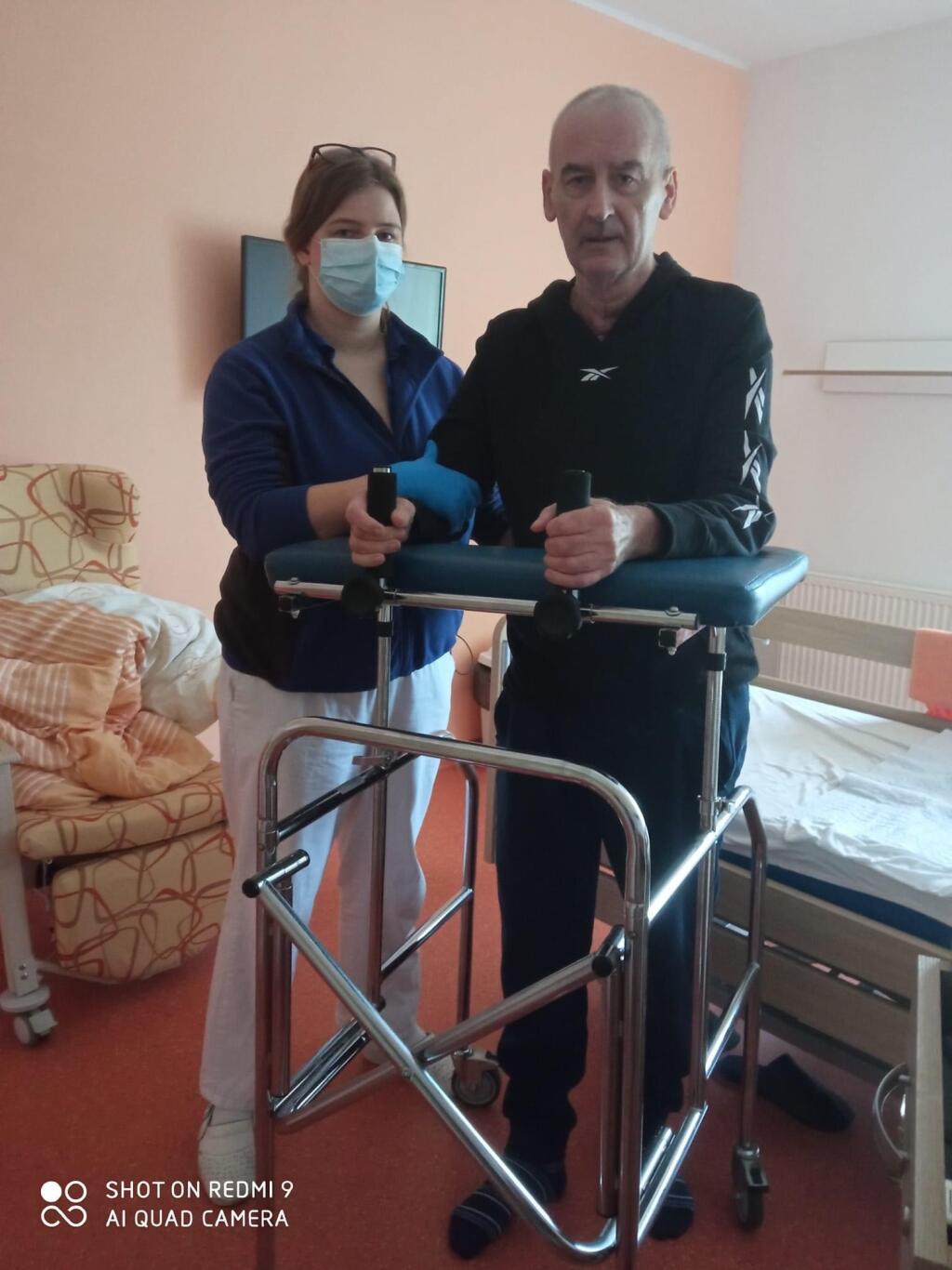 Goffa chodí už mesiac na rehabilitácie a snaží sa postaviť na vlastné nohy.