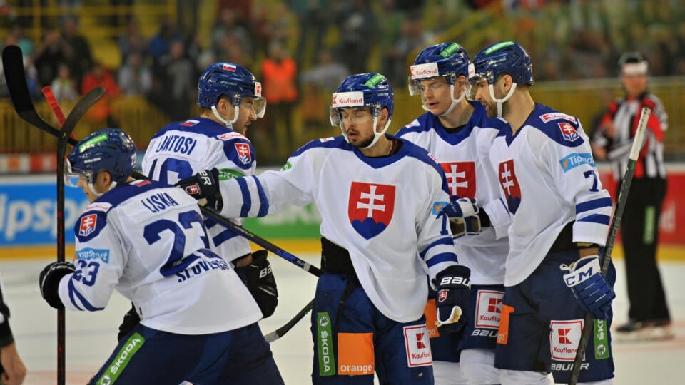 Na snímke radosť slovenských hokejistov po góle Adama Lišku (vľavo) počas otváracieho zápasu hokejového turnaja Kaufland Cup 2022 Slovensko - Nórsko.