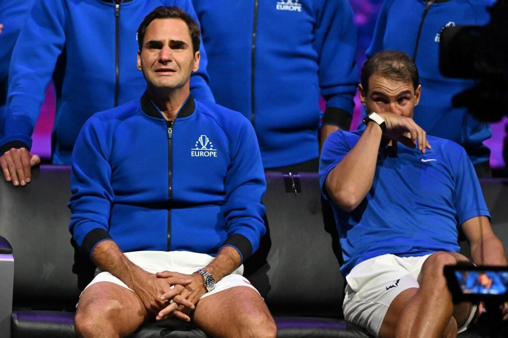 Nakoniec plakali Roger Federer a Rafael Nadal spoločne počas toho, ako spievala na kurte Ellie Goulding
