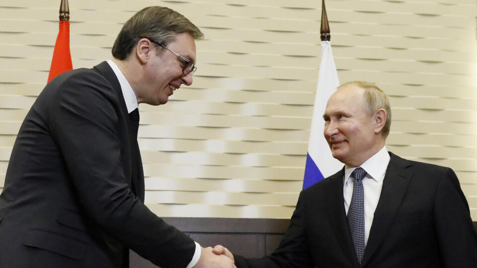 KK26 Soči - Ruský prezident Vladimir Putin (vpravo) a srbský prezident Aleksandar Vučič počas stretnutia v Soči 4. decembra 2019. FOTO TASR/AP
Russian President Vladimir Putin shakes hands with his Serbian President Aleksandar Vucic in the Bocharov Ruchei residence in the Black Sea resort of in Sochi, Russia, Wednesday, Dec. 4, 2019. (Shamil Zhumatov, Pool Photo via AP)