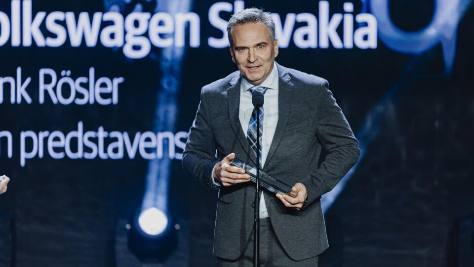 Na snímke predseda predstavenstva a člen predstavenstva pre technickú oblasť vo VOLKSWAGEN SLOVAKIA pán Wolfram Kirchert preberá cenu TREND TOP INVESTOR ROKA 2023počas galavečera TREND TOP 20323.