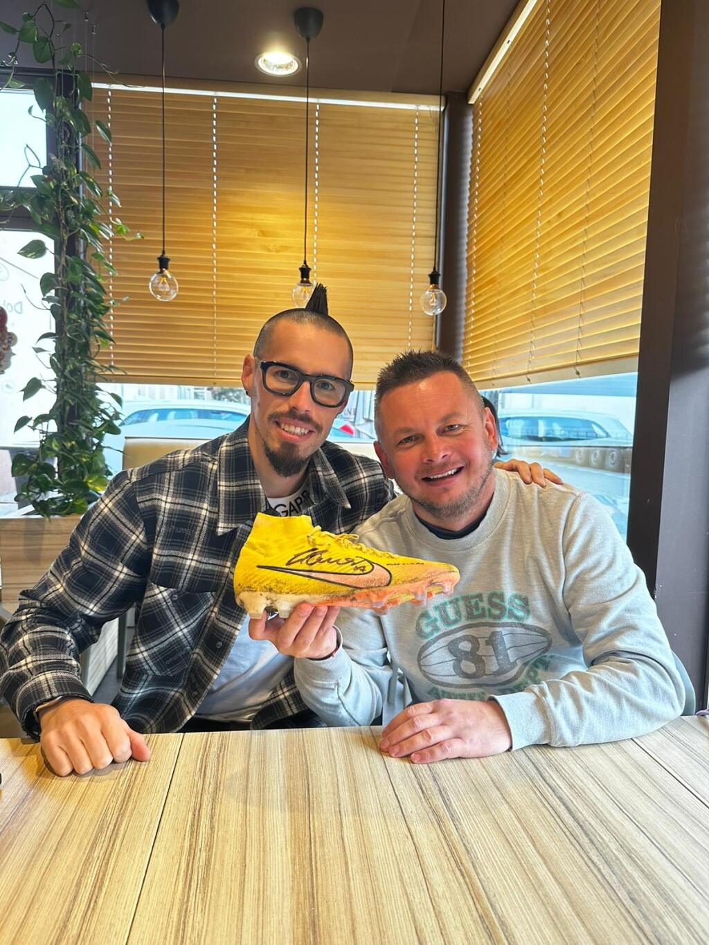 Nám sa podarilo zistiť, kde skončila jedna z kopačiek, v ktorej v nedeľu proti Čile nastúpil.