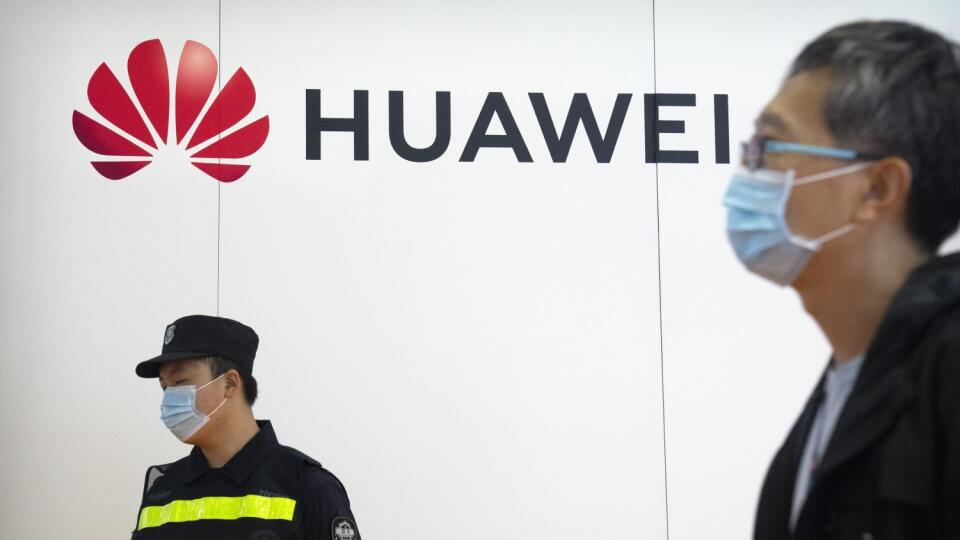 Na archívnej snímke z 28. septembra 2021 stánok čínskeho technologického gigantu Huawei na PT Expo v Pekingu. Čínsky telekomunikačný gigant Huawei v pondelok 28. septembra 2022 oznámil rekordný zisk za rok 2021, ktorý medziročne vzrástol takmer o 76 % aj napriek tomu, že ho výrazne zasiahli americké sankcie. Prispeli k tomu výnosy z predaja aktív.