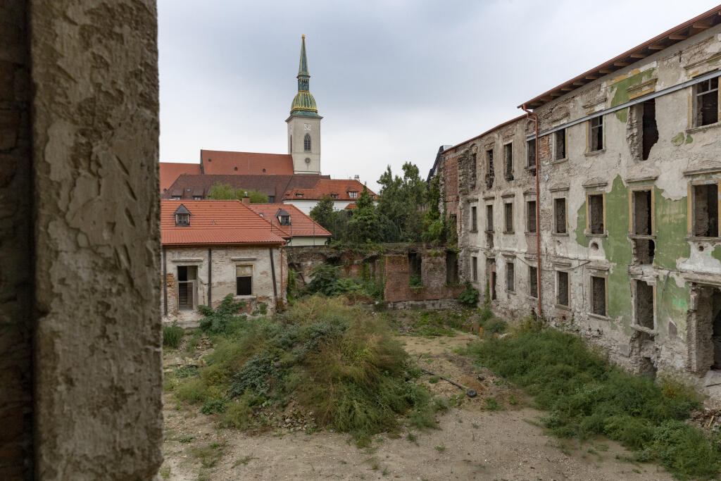 Esterhazyho palác na Kapitulskej ulici v Bratislave, ktorý čaká kompletná rekonštrukcia.