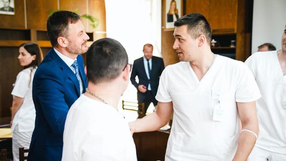 Premiér Heger sa v Bardejove stretol s lekármi a zdravotnými sestrami z Ukrajiny, ktorí už pôsobia v tamojšej nemocnici.