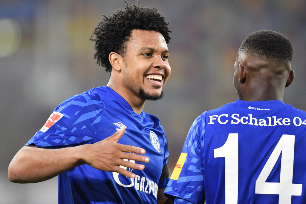 WA 28 archív Düsseldorf - Na archívnej snímke z 27. mája 2020 futbalista FC Schalke Weston McKennie (vľavo) sa teší so spoluhráčom po strelení gólu počas zápasu nemeckej Bundesligy proti Fortunu Düsseldorf. Weston McKennie sa stal oficiálne prvým americkým futbalistom v Juventuse Turín. Dvadsaťdvaročný stredopoliar prišiel na ročné hosťovanie zo Schalke 04 Gelsenkirchen za 4,5 milióna eur. FOTO TASR/AP
Schalke's Weston McKennie, left, celebrates with Schalke's Rabbi Matondo after scoring his si