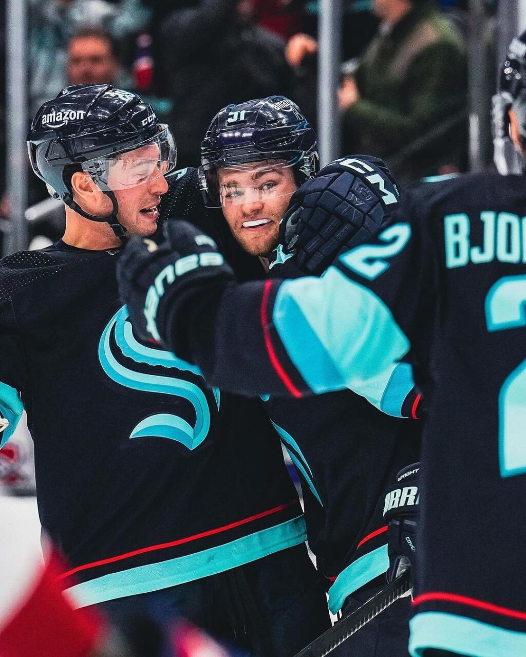 Shane Wright oslavuje svoj prvý gól v NHL.