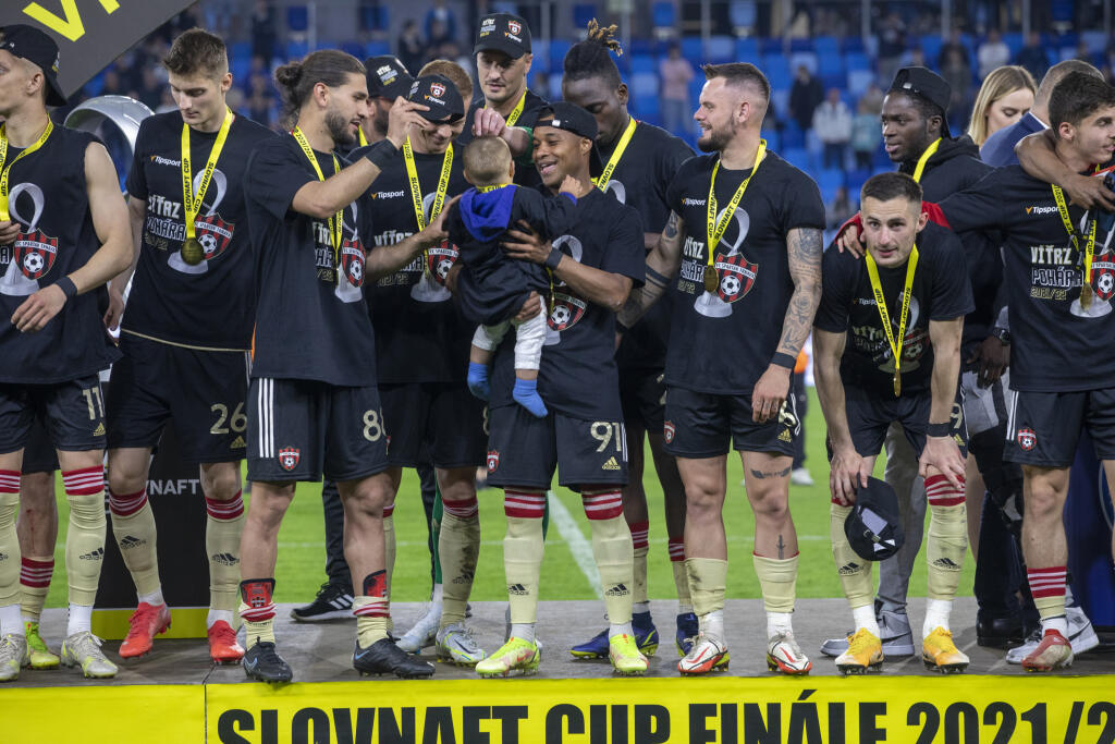 Na snímke je finálový zápas Slovnaft Cup 2021/2022 medzi ŠK Slovan Bratislava a FC Spartak Trnava a následná oslava víťaza FC Spartak Trnava 2.1.