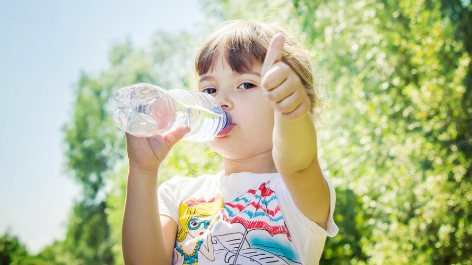 Počas horúčav sa odporúča vypiť minimálne dva až štyri decilitre tekutín na 10 kilogramov hmotnosti, čo predstavuje približne jeden a pol až tri litre tekutín denne