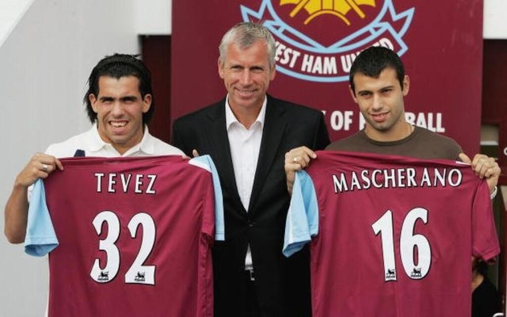 Carlos Tévez prestúpil v lete 2006 aj so spoluhráčom z Corinthians Javierom Mascheranom do West Hamu United.