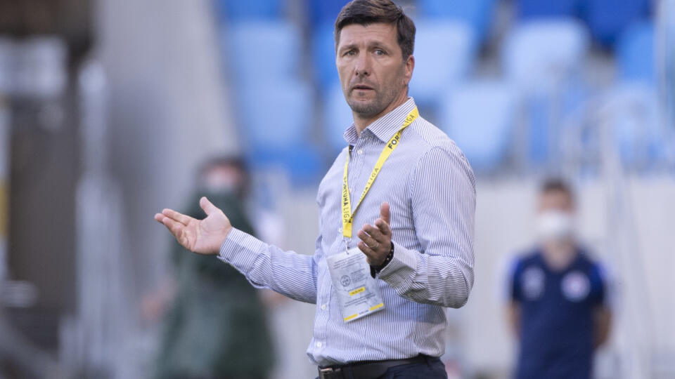 Na snímke tréner DAC-u Antal Németh v zápase 8. kola nadstavbovej skupiny o titul ŠK Slovan Bratislava - DAC Dunajská Streda 9. mája 2021 v Bratislave. FOTO TASR - Pavel Neubauer