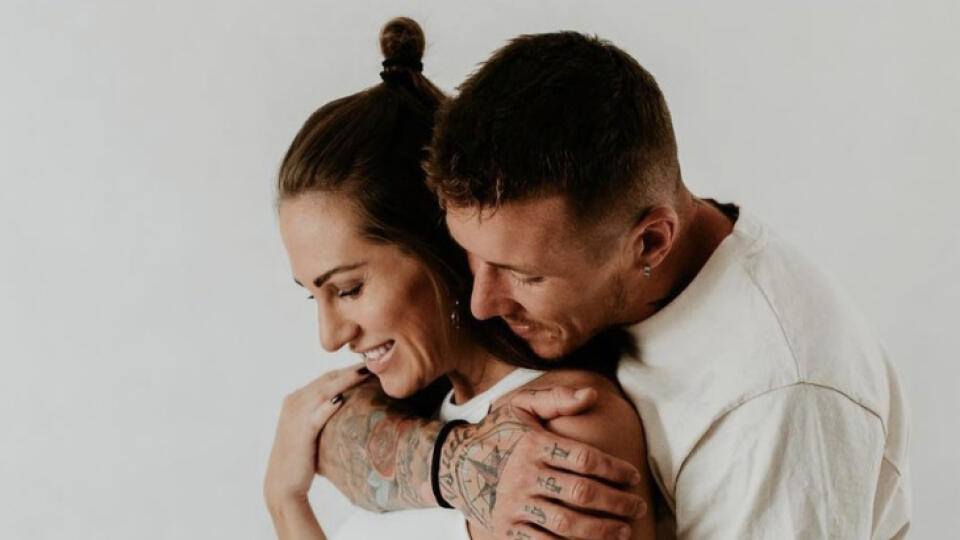 Slovenský reprezentant Juraj Kucka (35) oznámil koncom júna radostnú správu o tom, že s jeho krásnou priateľkou čakajú bábätko.