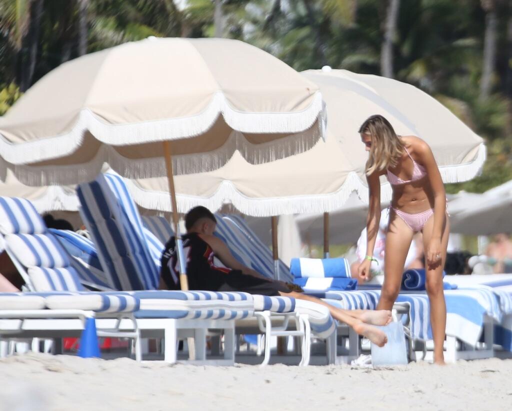 Romeo Beckham si s priateľkou Miou odskočil na pláž. Nevedel sa od nej odtrhnúť. Modelka ukázala postavu v plavkách,
