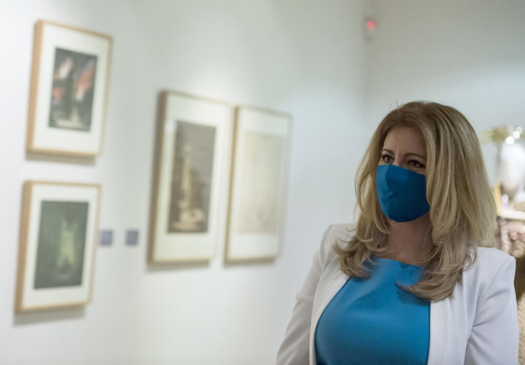 Na snímke prezidentka SR Zuzana Čaputová počas navštevy Slovenskej národnej galérie (SNG) v Bratislave vo štvrtok 21. mája 2020. Prezidentka si prezrela v SNG výstavy