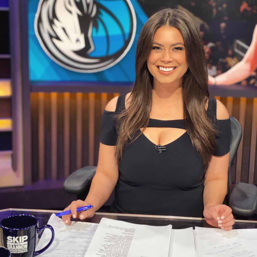 V Americkej televízii Fox Sports majú na prsatky asi slabosť. Alex Curry je tiež toho dôkazom.