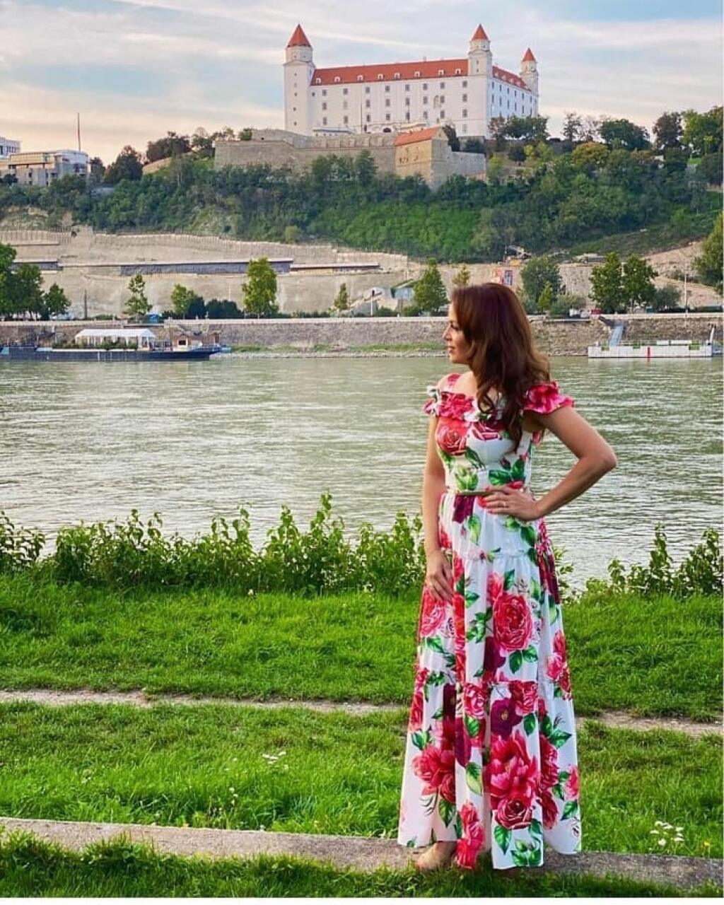 Karin Haydu v šatách od @sicilystyle_official.