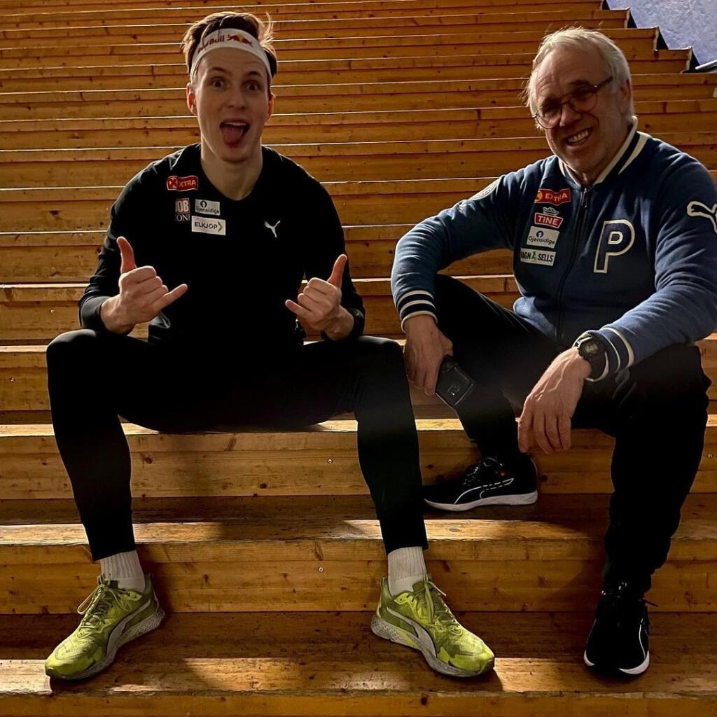 Rovnaký šoumen ako Warholm je aj jeho tréner Leif Olav, s ktorým sa veľakrát nafotili vo vtipných pózach.