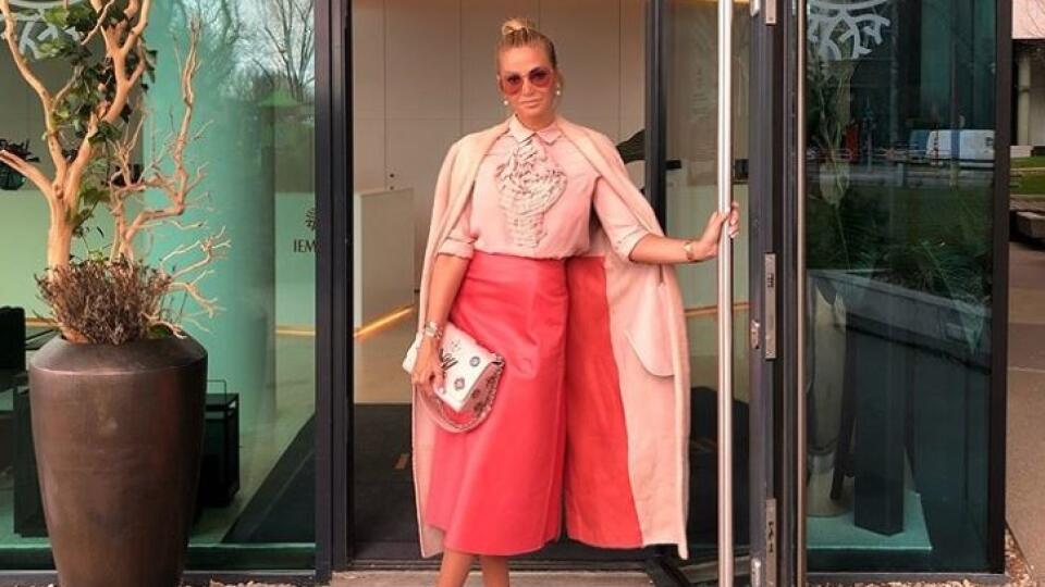 Alena prepadla módnemu trendu, ktorý nikdy neomrzí: v poslednom období kombinuje svoje outfity v jednom odtieni.