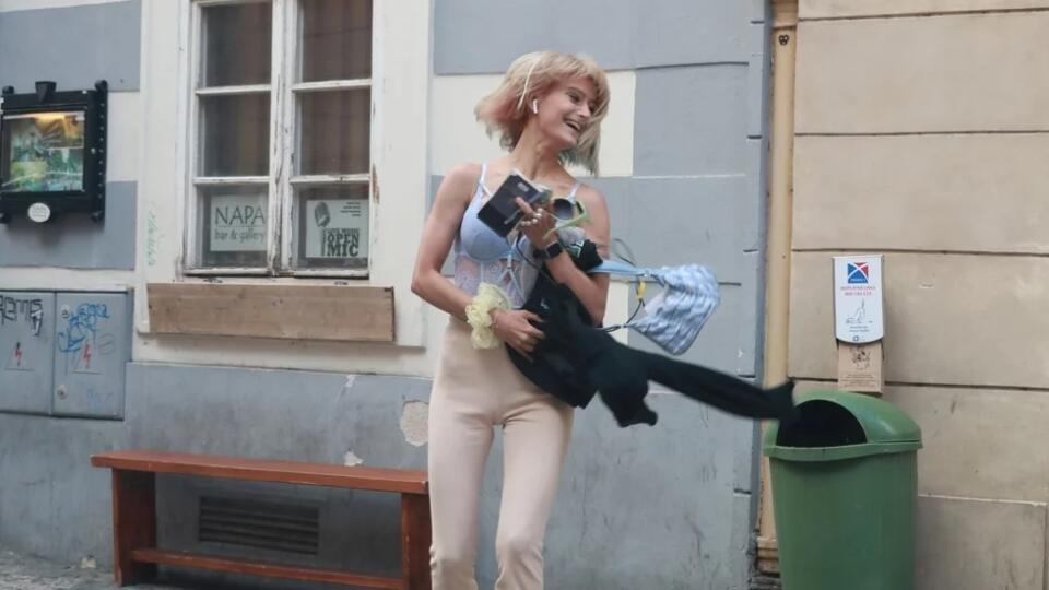 ФОТО Джонни Депп был застукан в Праге с сексуальной блондинкой: Полунасед выпрыгивает из машины