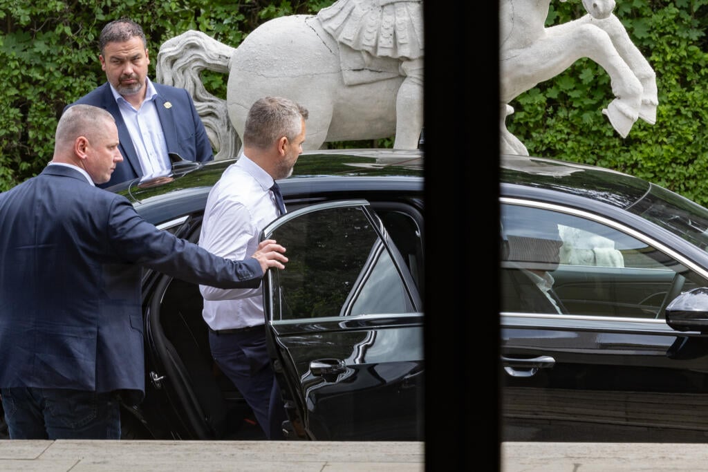 33. schôdza vlády Slovenskej republiky. Zasadnutie brannobezpečnostnej rady štátu po spáchaí atentátu na premiéra Roberta Fica v Handlovej. Na snínke je novozvolený prezident Peter Pellegrini po rokovaní.