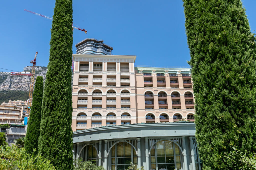 Na snímke je luxusný hotel Monte-Carlo Bay, ktorý sa nachádza vedľa apartmánového domu, kde býva hviezda formuly jeden Lewis Hamilton.