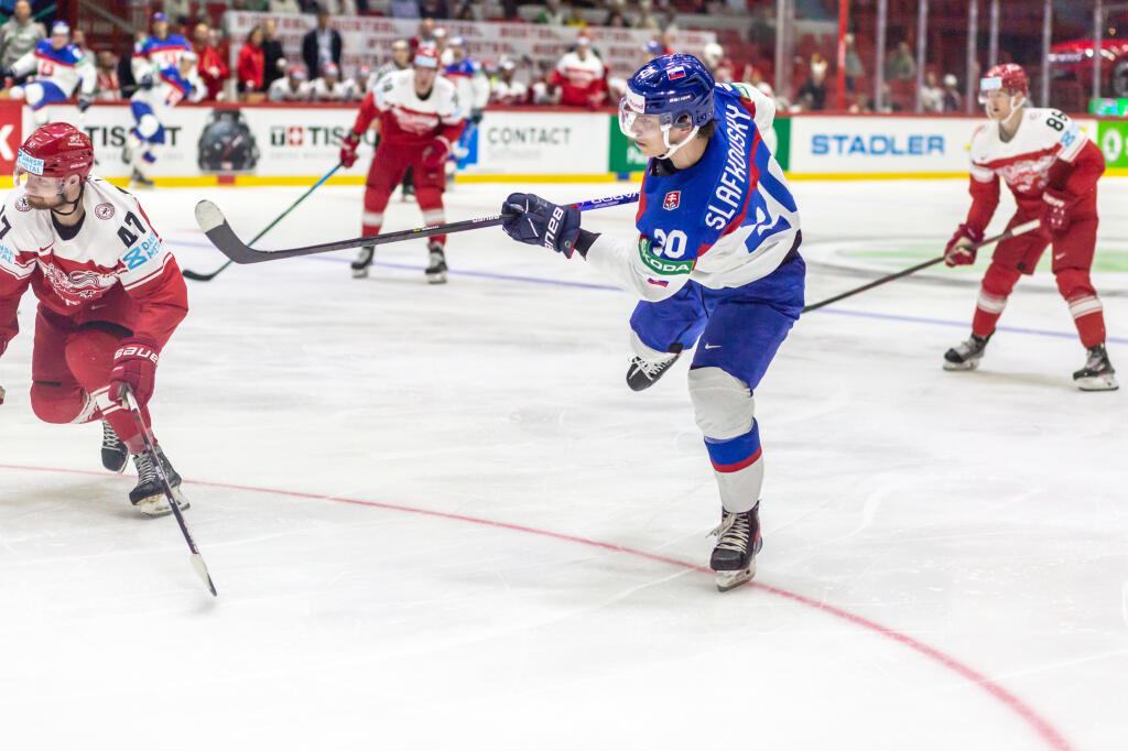 Na snímke je Juraj Slafkovský počas siedmeho zápasu základnej skupiny MS 2022 v Helsinkách, v ktorom nastúpili slovenskí hokejisti proti Dánsku.
