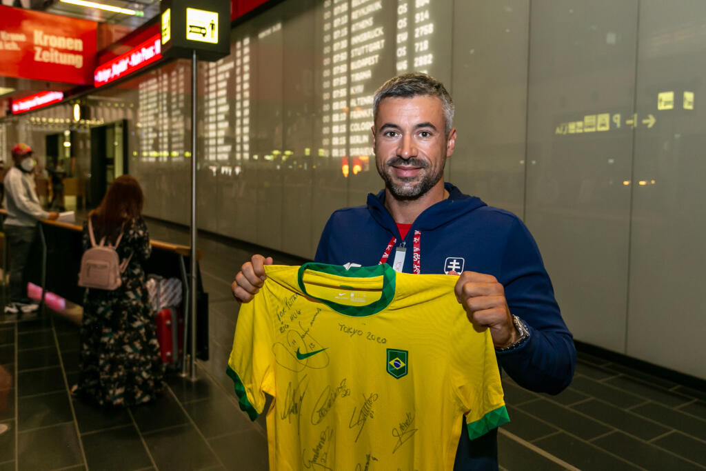 Likér sedel v lietadle vedľa Daniho Alvesa, ktorý mu podaroval dres s podpismi brazílskych futbalistov a venovaním.