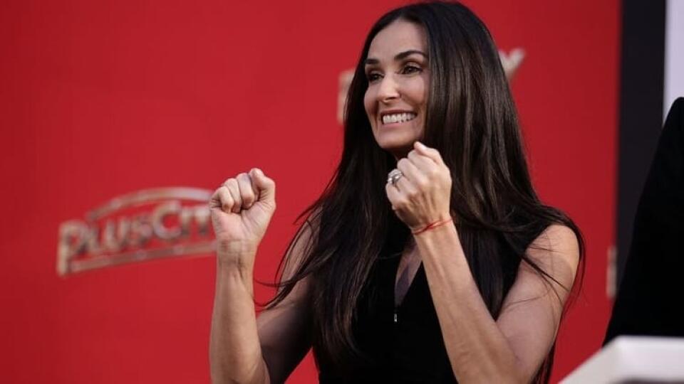 Herečka Demi Moore má na zápästí šnúrku proti urieknutiu.