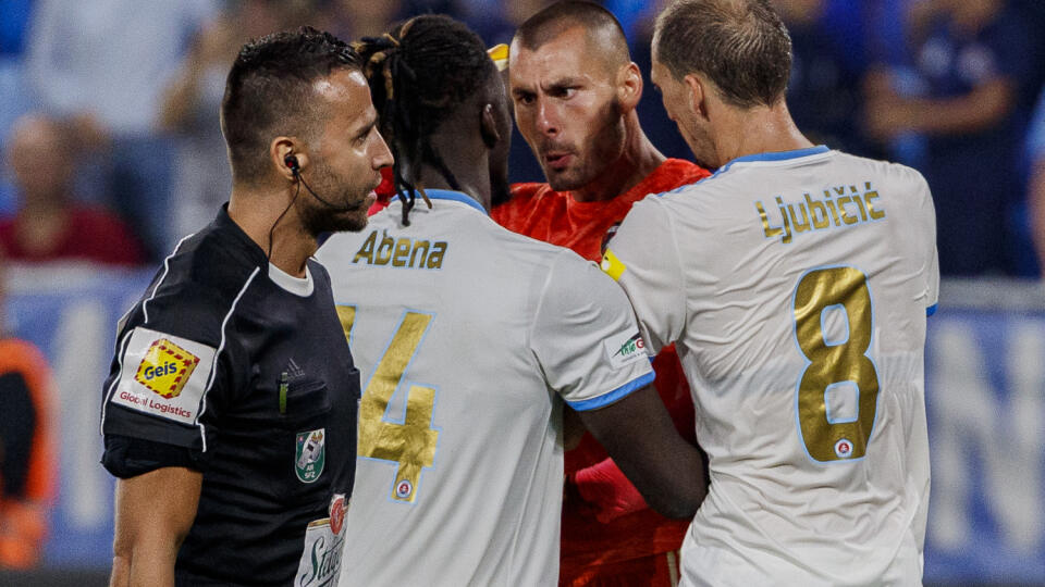 Na snímke potýčka medzi hráčmi po góle Dejana Dražiča v nadstavenom čase počas zápasu 8. kola Fortuna Ligy medzi ŠK Slovan Bratislava a FC Spartak Trnava.