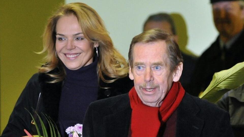 Bývalý prezident Václav Havel v sprievode manželky Dagmar opúšťa nemocnicu.