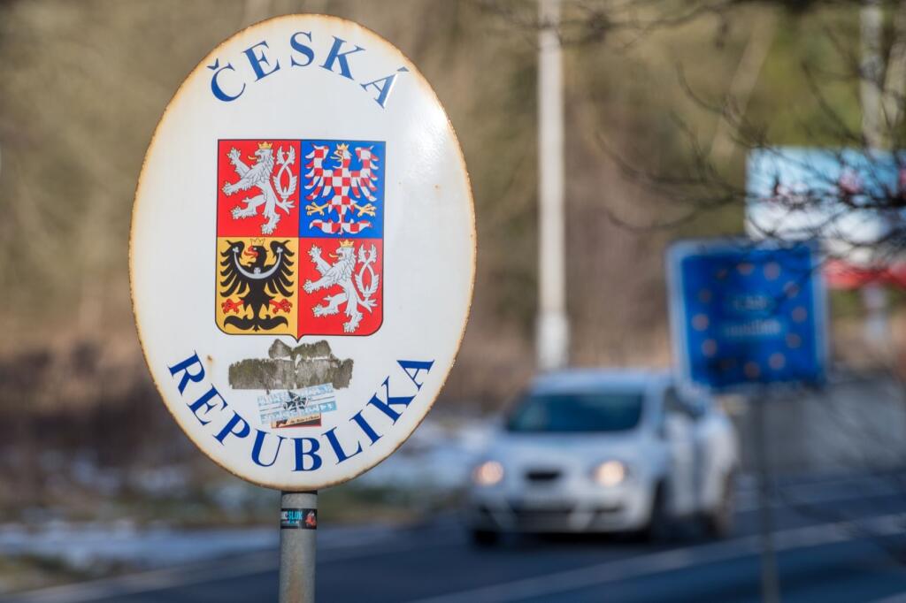 Na archívnej snímke z 13. decembra 2017 tabuľa s erbom a nápisom Česká republika na nemecko-českých hraniciach vo Waldassene.