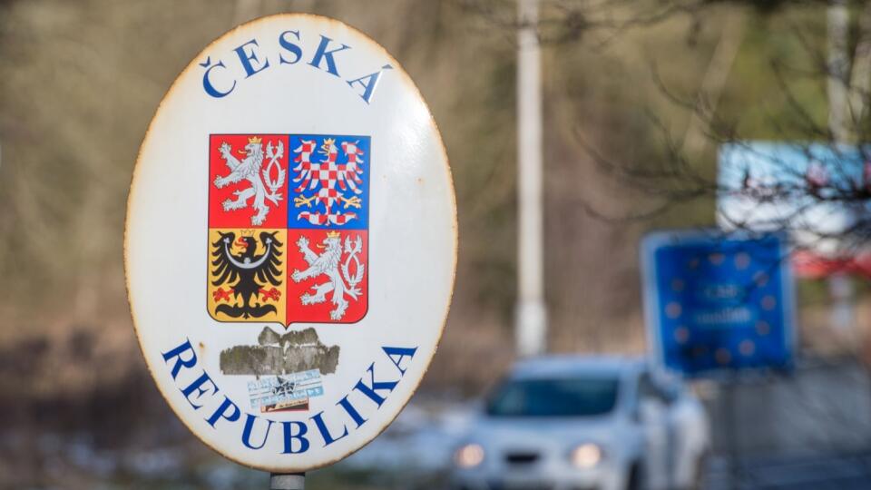 Na archívnej snímke z 13. decembra 2017 tabuľa s erbom a nápisom Česká republika na nemecko-českých hraniciach vo Waldassene.