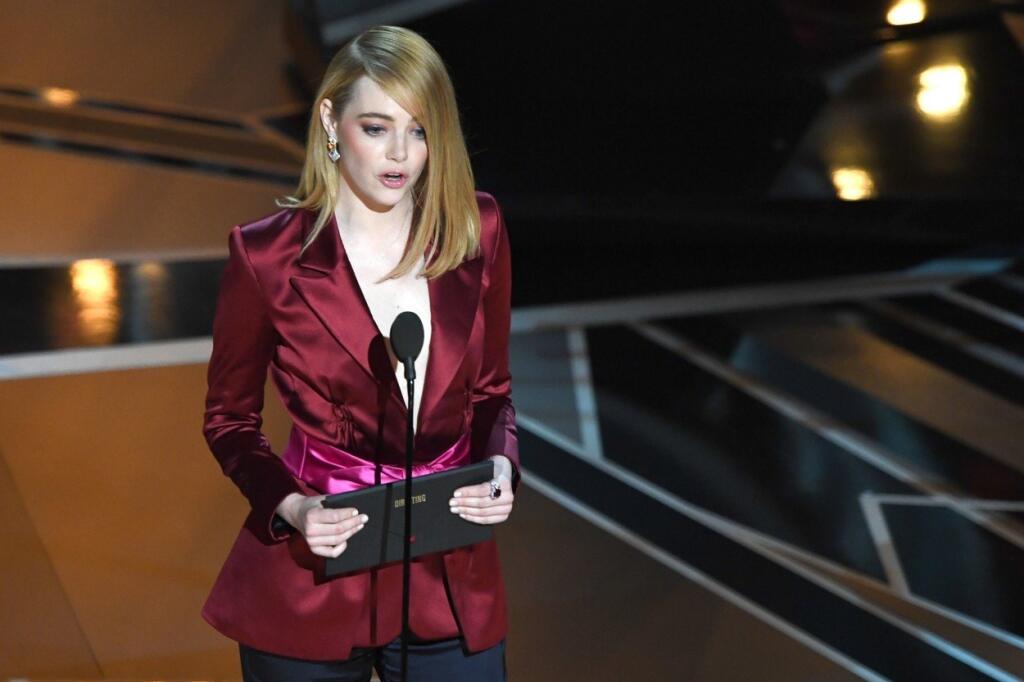 Nohavicový model Emmy Stone odhalil a ešte viac zvýraznil jej porcelánovú sneho-bielu pokožku.