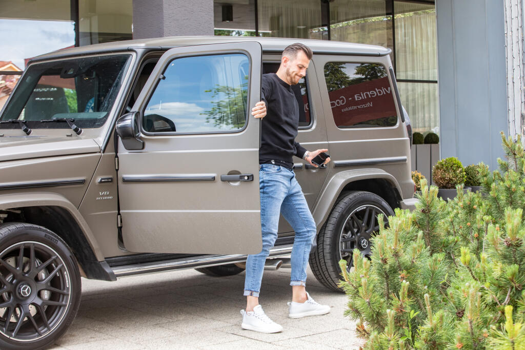 V čiernej mikine a géčkovom Mercedese prišla aj brankárska jednotka Martin Dúbravka.