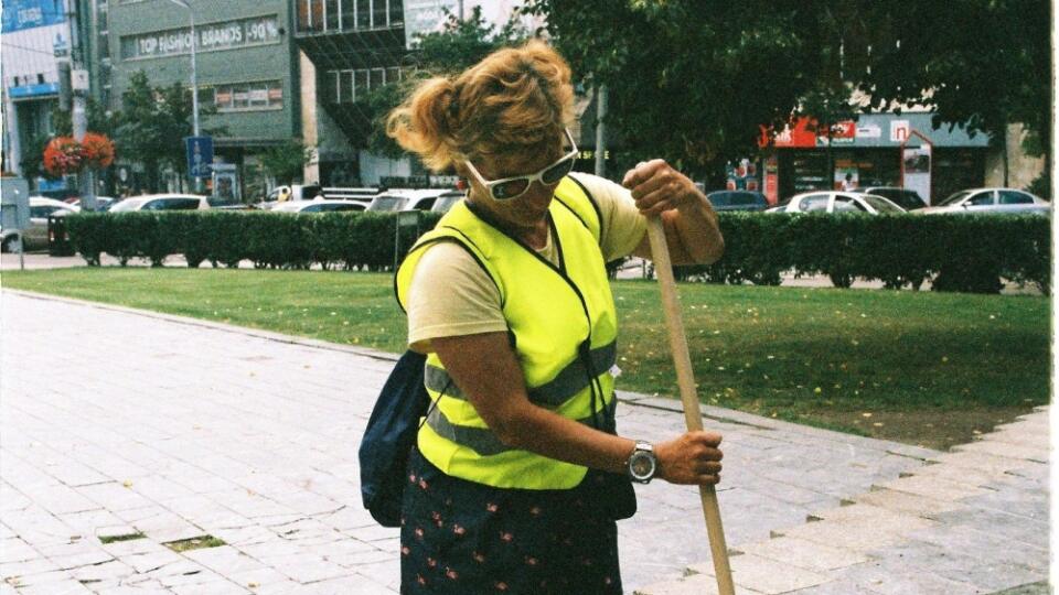 Pani Gitka zaujme okoloidúcich svojou "obuvou". Autor zachytil "šikovnicu" pred Domom módy Dunaj na Námestí SNP.