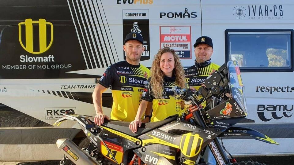 Štefana Svitka sprevádza na Rally Dakar prerobená dodávka.