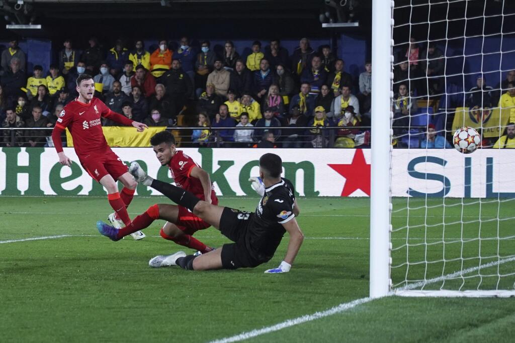 Hráč Liverpoolu Luis Diaz (uprostred) strieľa druhý gól počas odvetného zápasu semifinále Ligy majstrov FC Villarreal - FC Liverpool vo Villarreale 3. mája 2022.
Liverpool's Luis Diaz, center, scores his side's second goal during the Champions League semi final, second leg soccer match between Villarreal and Liverpool at the Ceramica stadium in Villarreal, Spain, Tuesday, May 3, 2022. (AP Photo/Alberto Saiz)