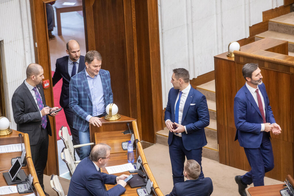 Na snímke je Parlament NR SR, ktorý ani na druhý pokus neotvoril mimoriadnu schôdzu k termínu predčasných volieb v júni. Robert Fico chcel zmeniť termín predčasných parlamentných volieb z 30. septembra na 24. júna. Na fotke je bývalý minister financií SR a predseda hnutia OĽANO Igor Matovič. 

