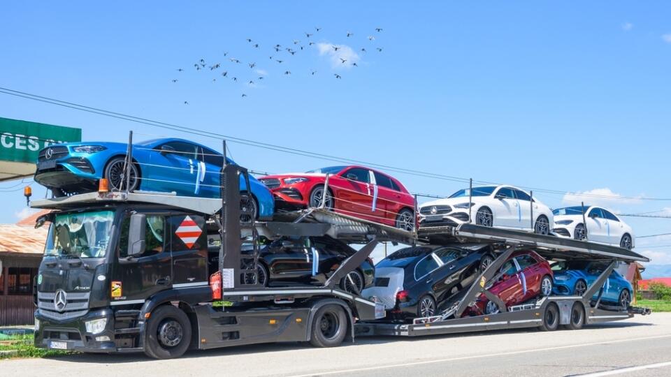 Mercedes,Truck,,Transporter,Of,New,Cars,Of,The,Same,Brand
