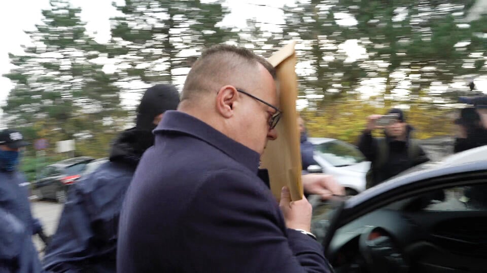 NAKA dnes obsadila Tipos. Po ich zásahu si z centrály štátnej spoločnosti odniesli ich riaditeľa Jána Barcziho.