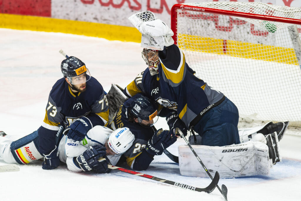 Na snímke zľava Michal Beňo (Slovan), Adam Rockwood (Nitra), Brant Harris a brankár Anthony Peters (obaja Slovan) počas piateho zápasu finále Kaufland play off Tipos extraligy HC Slovan Bratislava - HK Nitra v Bratislave v piatok 29. apríla 2022. FOTO TASR - Jakub Kotian