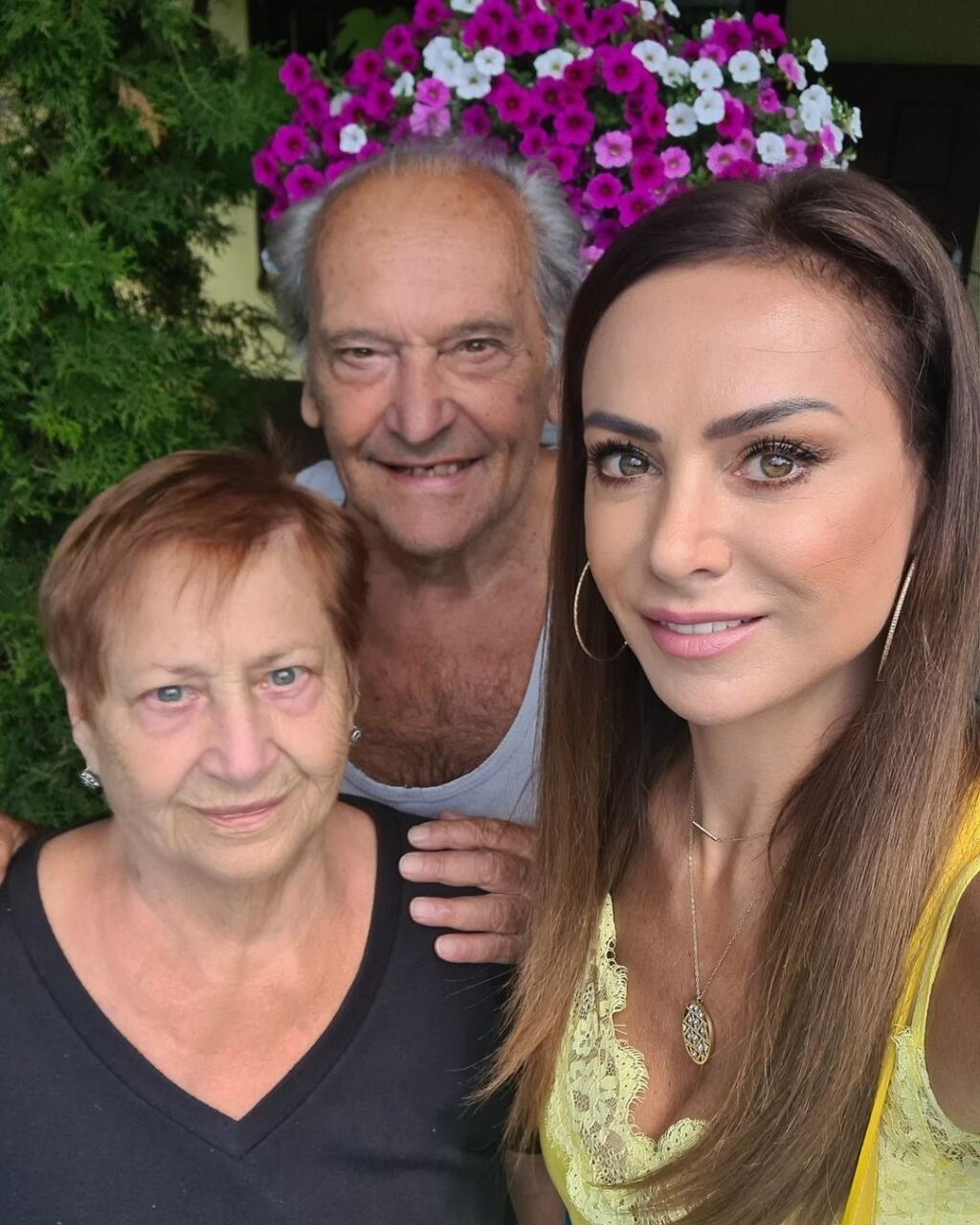 Zora Czoborová sa o rodičov s láskou stará.
