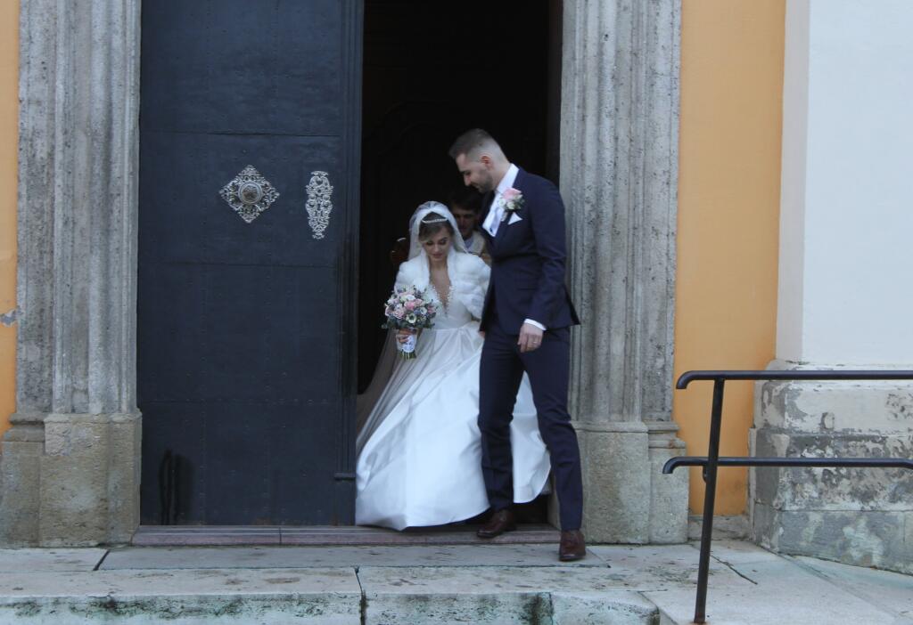 Dominika Stará má za sebou konečne svoj vysnívaný svadobný deň. V kostole Nenebovzatia Panny Márie v Šamoríne, si vzala Michala Jurenu.