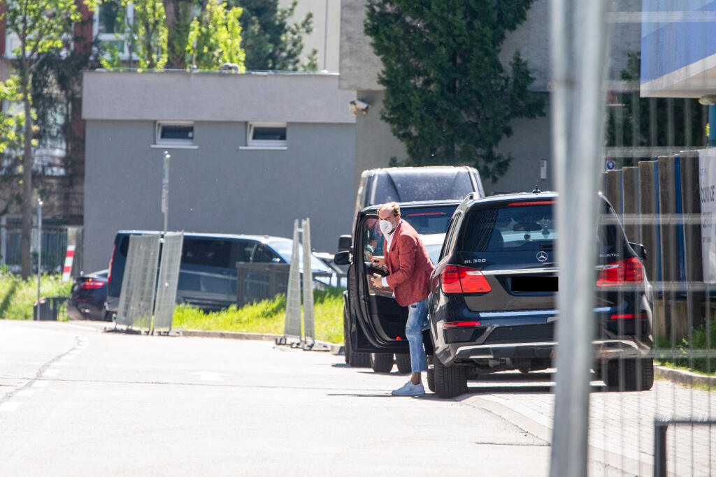 Weiss prišiel na rokovania o zástupcami futbalového klubu ŠK Slovan Bratislava, Ivanom Kmotríkom mladším a Richardom Trutzom, o svojom pôsobení v pozícií hlavného trénera klubu.