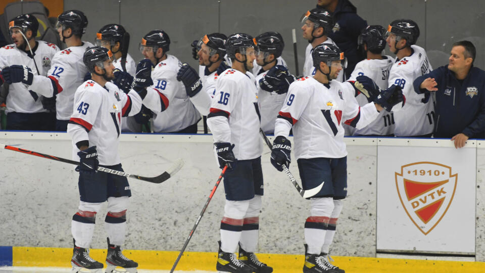 Na snímke radosť hráčov HC Slovan Bratislava z gólu na 1:0 počas zápasu 1. ročníka Eastern cupu HC Košice – HC Slovan Bratislava 22. augusta 2021 v Košiciach. FOTO TASR – Milan Kapusta
